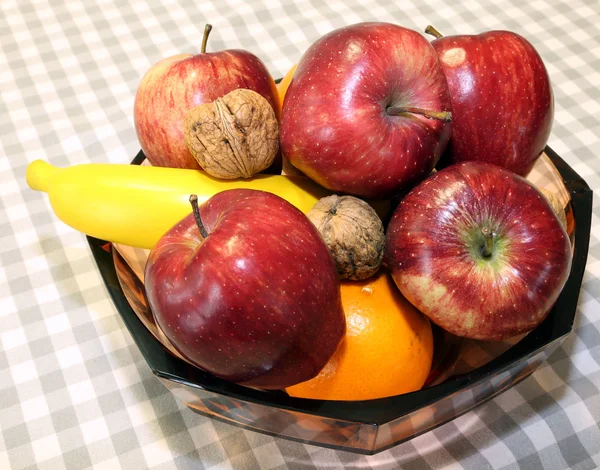 Dojrzałych czerwonych jabłek i owoców w koszu — Zdjęcie stockowe