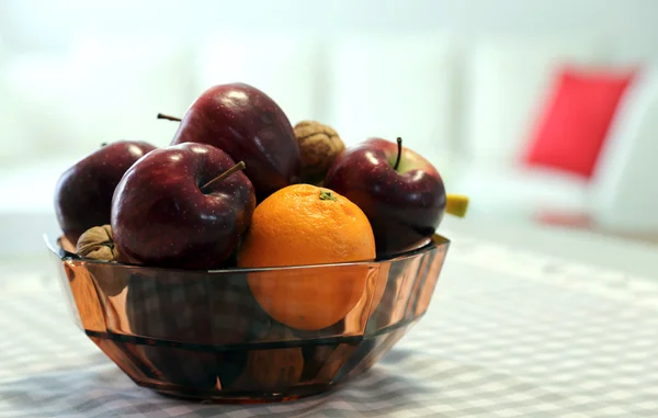 Rode appels en fruit in de mand boven de tabel — Stockfoto