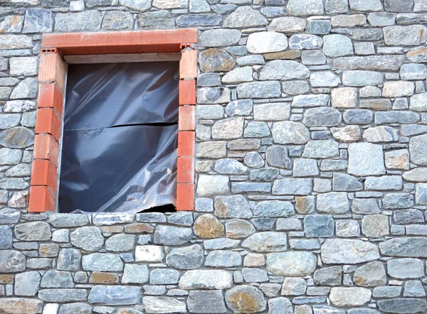 Muur en een venster zonder glas — Stockfoto