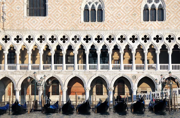 Dogenpalast und Gondeln in Venedig — Stockfoto