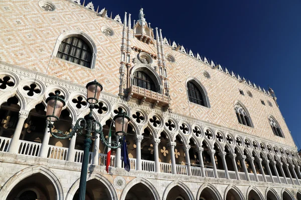 Dogens palats och streetlamp i Venedig Italien — Stockfoto