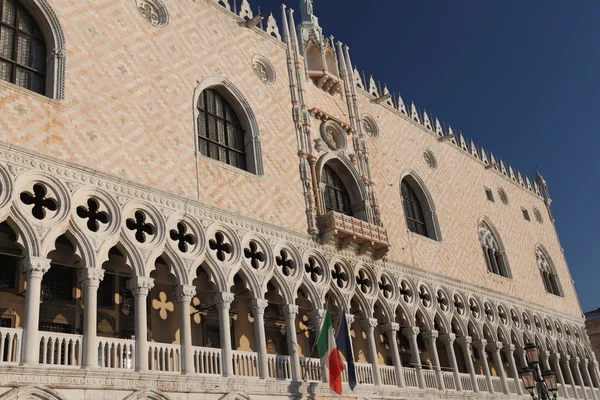 Dogenpaleis en de Italiaanse vlag in Venetië — Stockfoto