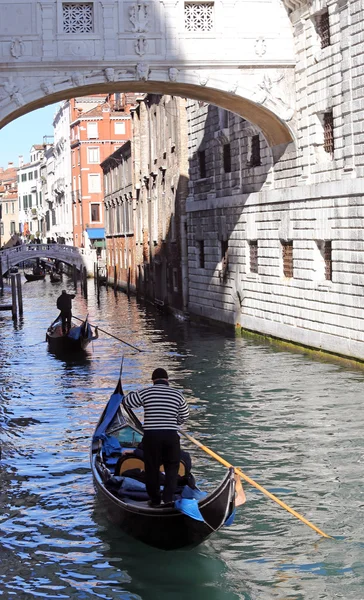 Gôndolas e ponte de suspiros e as prisões de Veneza — Fotografia de Stock