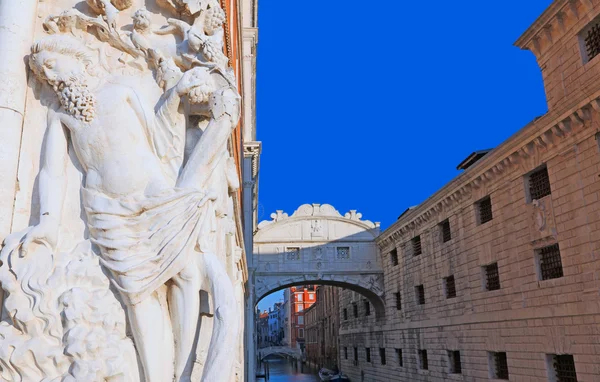 Statue en marbre et le pont des soupirs à Venise — Photo