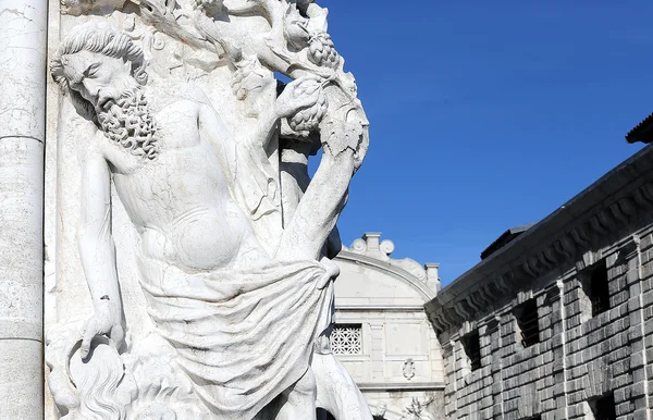 Estátua de mármore e a ponte de suspiros em Veneza — Fotografia de Stock