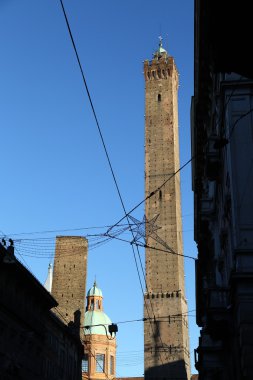 Bologna'nın şehir merkezinde degli Asinelli denilen eski kule 