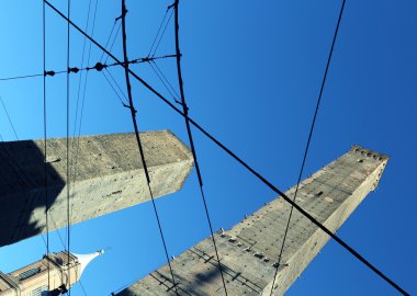 tramvay telleri ile Bologna'da Asinelli denilen eski kule
