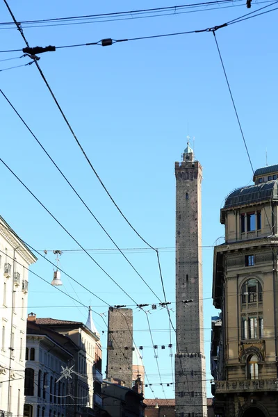 Turm namens degli asinelli in der Innenstadt von Bologna in Italien mit tr — Stockfoto