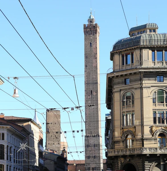 Antiga torre em Bolonha Downtown, na Itália, com fios de bonde — Fotografia de Stock