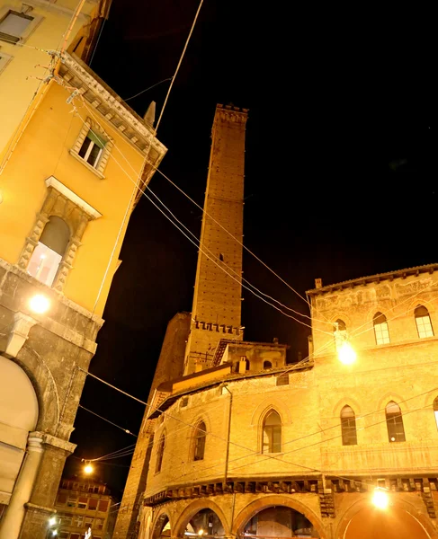 Antigua torre llamada DEGLI ASINELLI en Bolonia por la noche — Foto de Stock