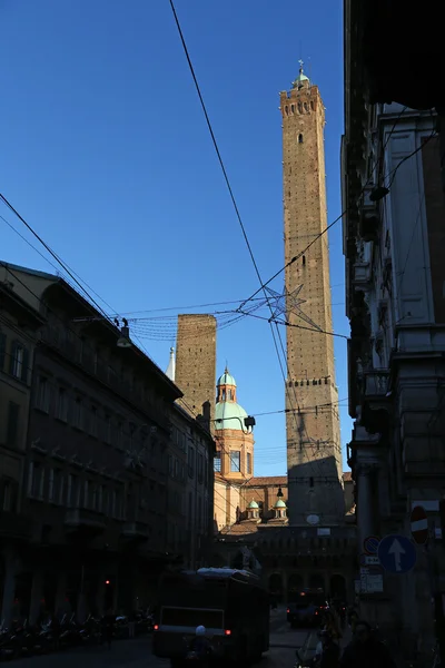 Torre chamada DEGLI ASINELLI em Bolonha Downtown, na Itália — Fotografia de Stock