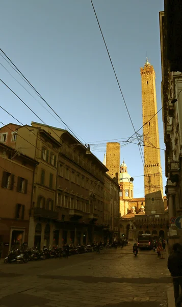 Antigua torre llamada DEGLI ASINELLI en Bolonia en Italia — Foto de Stock