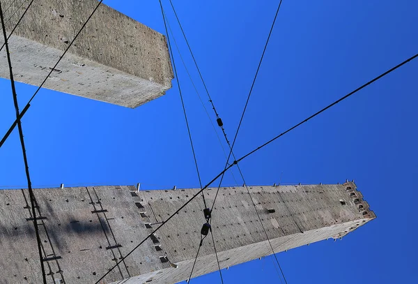 Dois torre chamada em Bolonha Centro na Itália com fios de bonde — Fotografia de Stock