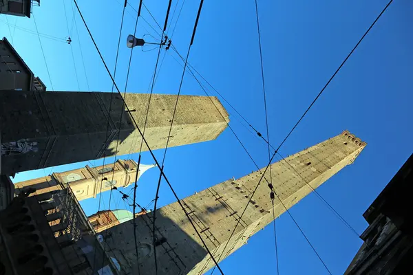 Oude toren genaamd degli asinelli in bologna met tram draden — Stockfoto