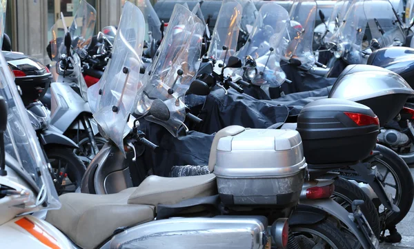 Skotrar och mopeder med vintern vindrutan parkerade — Stockfoto