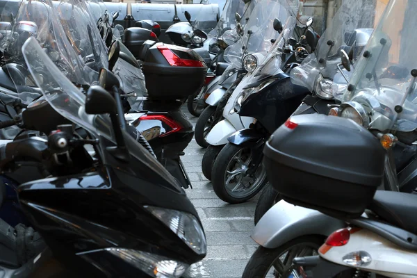 Skotrar och mopeder parkerade i olaglig parkering — Stockfoto