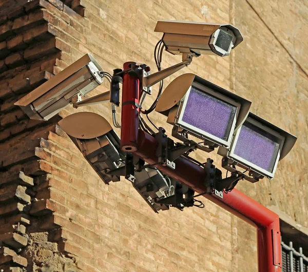 Большая камера и специальные лампы для контроля преступлений — стоковое фото
