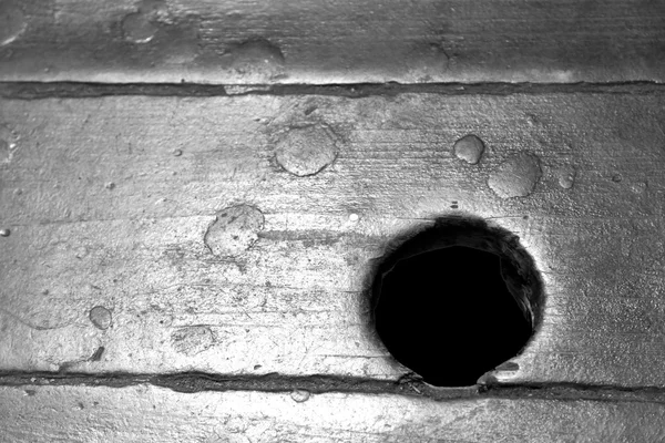 Grande buraco negro na prancha de piso de madeira — Fotografia de Stock