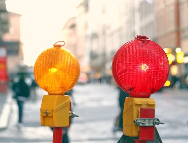 Lampada gialla e rossa in lavori stradali in città — Foto Stock