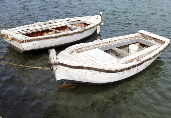Two white old boats in the middle of the water — Stock Photo, Image