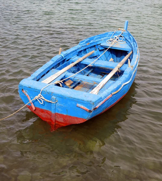 Barco azul e vermelho no meio do oceano — Fotografia de Stock