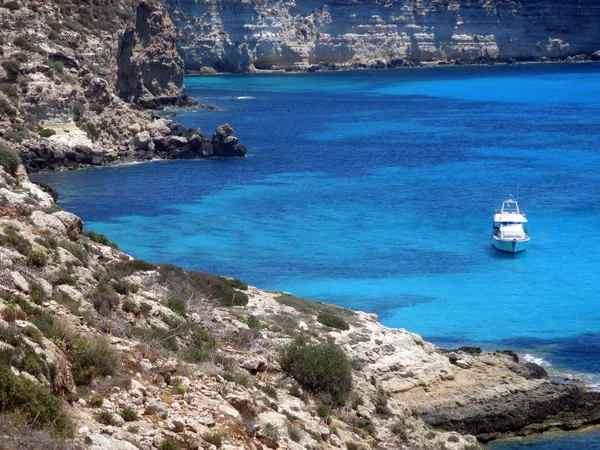 Luxusboot inmitten des blauen Meeres im Sommer während der — Stockfoto