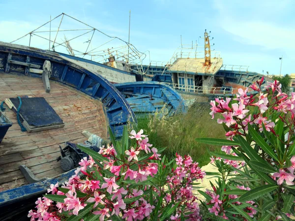 Alte kaputte Schiffswracks nach der Ausschiffung von Flüchtlingen — Stockfoto