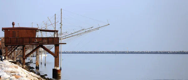 Huis met uitzicht op de zee en visnetten van vissers remmen — Stockfoto