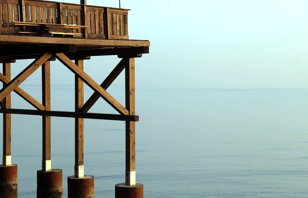 Dettaglio di una palafitta in legno in riva al mare — Foto Stock