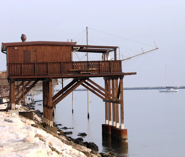 Enorme casa de madera en la orilla del mar — Foto de Stock