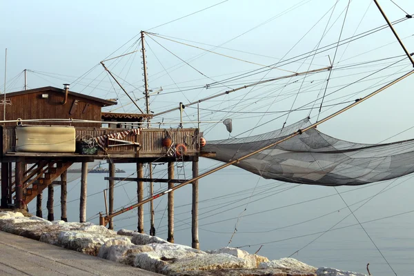 Großes Stelzenhaus am Meer und Fischernetze — Stockfoto