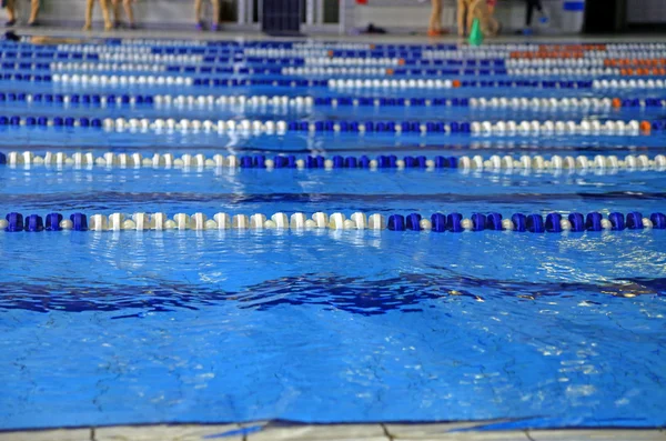 Piscina interior com água azul — Fotografia de Stock