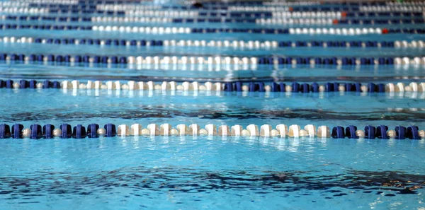 Overdekt zwembad met blauw water — Stockfoto