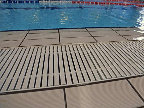 Piscine avec eau bleue et les voies de baignade — Photo