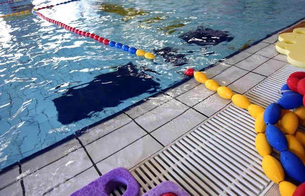 Parque infantil na grande piscina interior — Fotografia de Stock