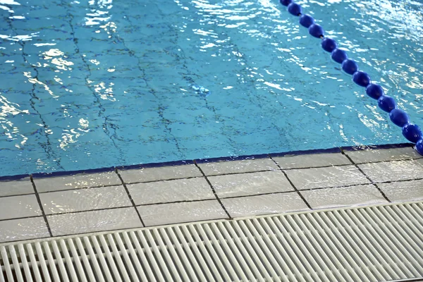 Netz für die Wasserzirkulation im Schwimmbad — Stockfoto