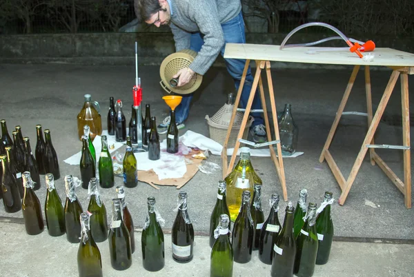 Homemade bottling red wine in glass bottles — Stock Photo, Image