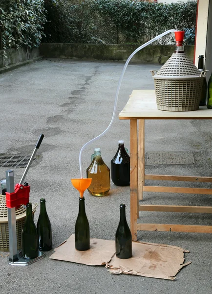 Homemade bottling red wine in glass bottles — Stock Photo, Image