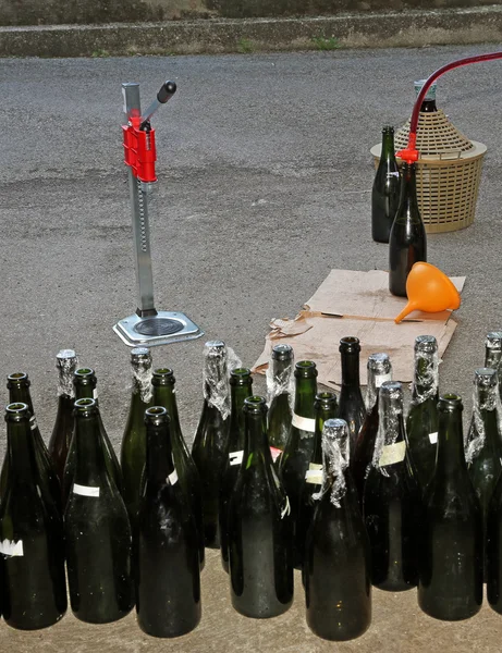 Homemade bottling red wine in glass bottles — Stock Photo, Image