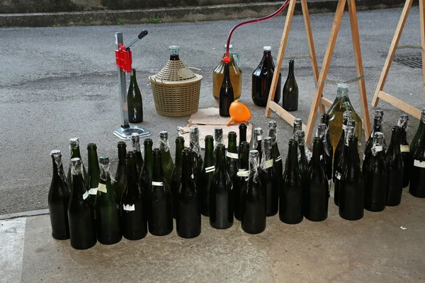 Bouteille de vin rouge maison en bouteilles de verre — Photo