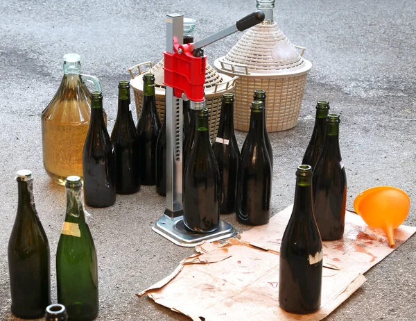 Verser le vin dans le jardin avec le Carboy et des bouteilles en verre — Photo