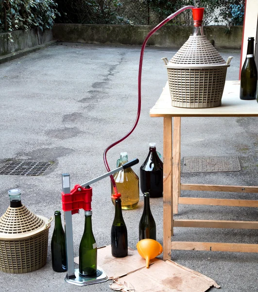 Homemade wine bottling in the backyard with the Carboy — Stock Photo, Image