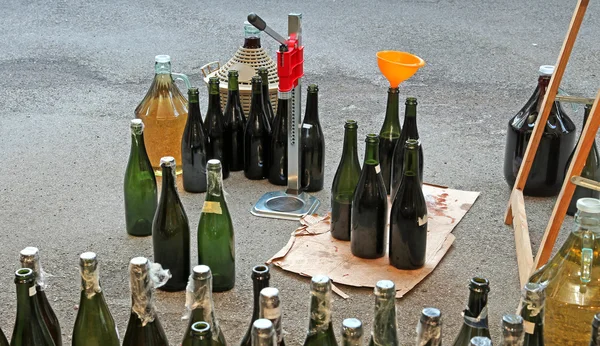 Bouteilles en verre faites maison et très remplissantes avec un entonnoir — Photo