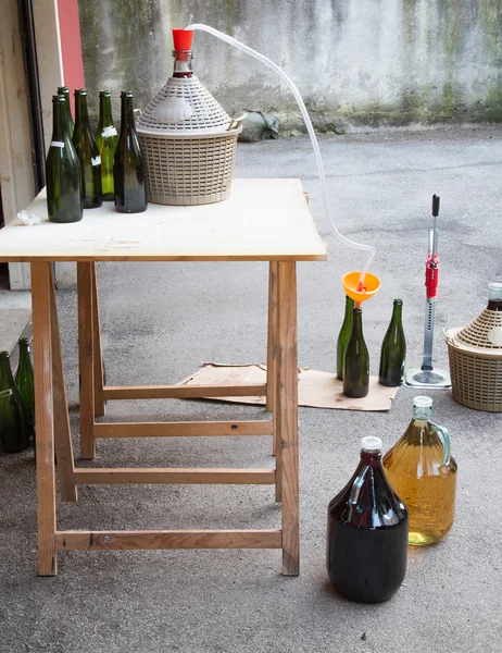 Embotellado de vino en el patio trasero con el Carboy —  Fotos de Stock