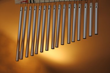 dinlenmek için çelik borular ile Bar chimes