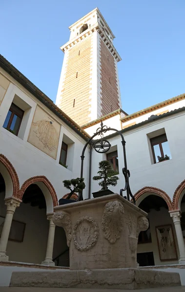 Vicenza, Italien, Campanile und Brunnen im Heiligtum des Madonnas — Stockfoto