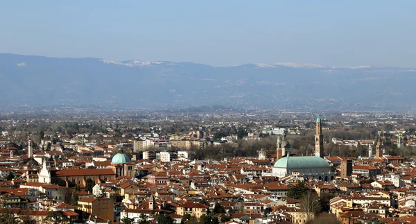 Виченца, Италия, Панорама города с горами в б — стоковое фото