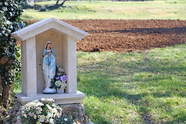 Capitellum with statue of the Madonna — Stock Photo, Image