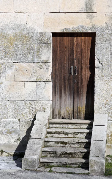 Belltower girmek için eski ahşap kapı — Stok fotoğraf