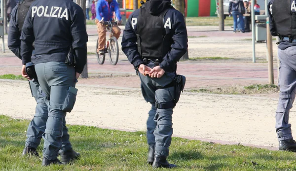 Italienische Polizei patrouilliert im Park auf der Suche nach Drogendealern — Stockfoto